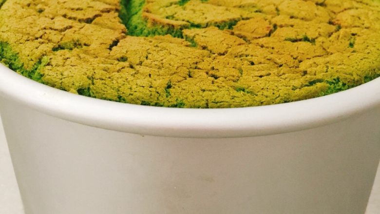 🌱日式抹茶戚风(6寸3蛋后蛋法)🌱,160上下火,中下层烤35+10分钟。
注:温度和后续加的十分钟可随时看情况调整。以自家烤箱为准。