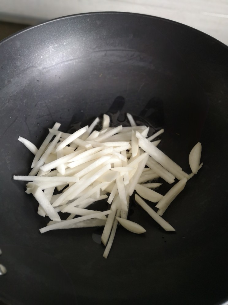 萝卜蛋汤,锅里放油烧热，倒入萝卜丝煸炒片刻
