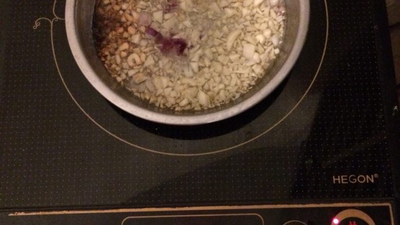 风味蒜香照烧鸡,放入5茶匙葵花子油、蒜蓉、葱头用低火煮至蒜蓉微黄,即关火,蒜香油出锅了。