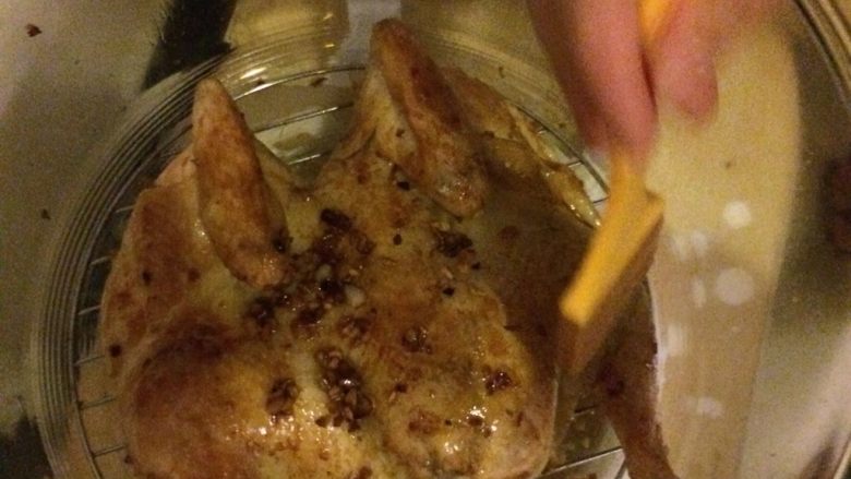 风味蒜香照烧鸡,15分钟后,再次在正面抹上蒜香油。