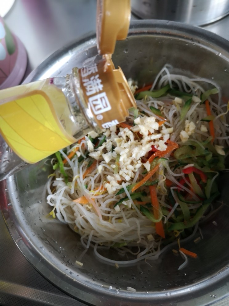 凉拌豆芽,<a style='color:red;display:inline-block;' href='/shicai/ 5506'>麻油</a>