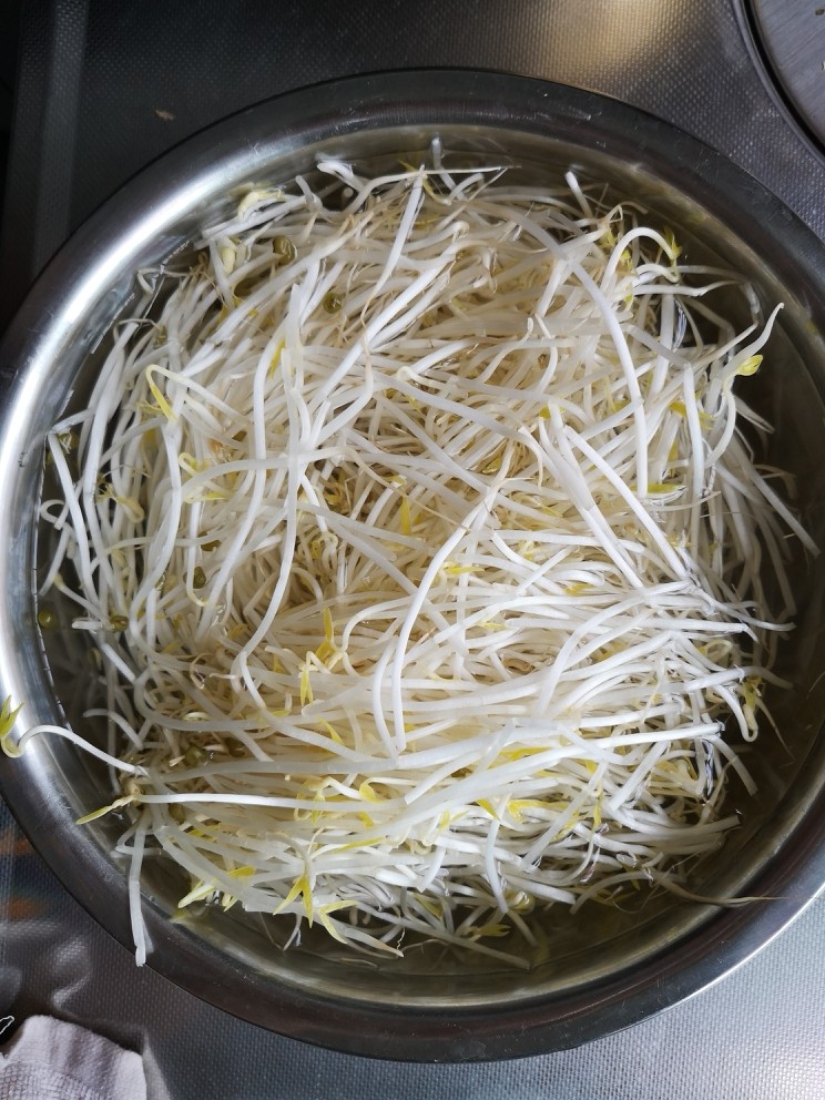凉拌豆芽,<a style='color:red;display:inline-block;' href='/shicai/ 120'>豆芽</a>浸泡，洗净