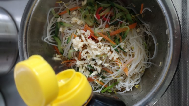 凉拌豆芽,<a style='color:red;display:inline-block;' href='/shicai/ 788'>生抽</a>多一些