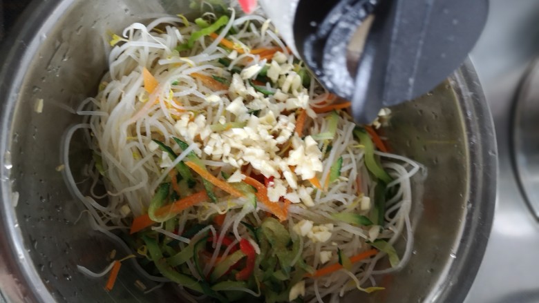 凉拌豆芽,少许<a style='color:red;display:inline-block;' href='/shicai/ 10588'>糖</a>