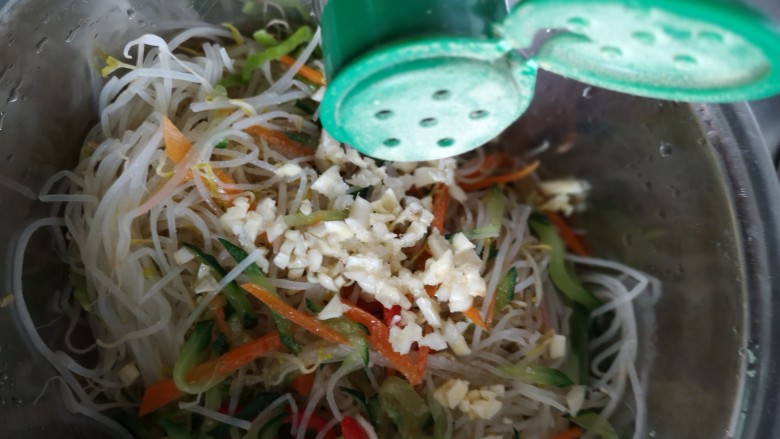 凉拌豆芽,<a style='color:red;display:inline-block;' href='/shicai/ 720'>胡椒粉</a>