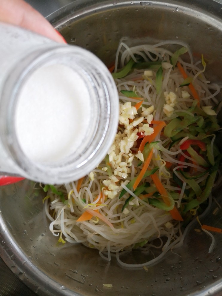 凉拌豆芽,放盐