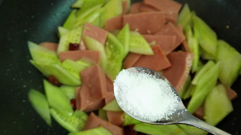 夏季里的小清新~黄瓜炒火腿肠,加盐调味