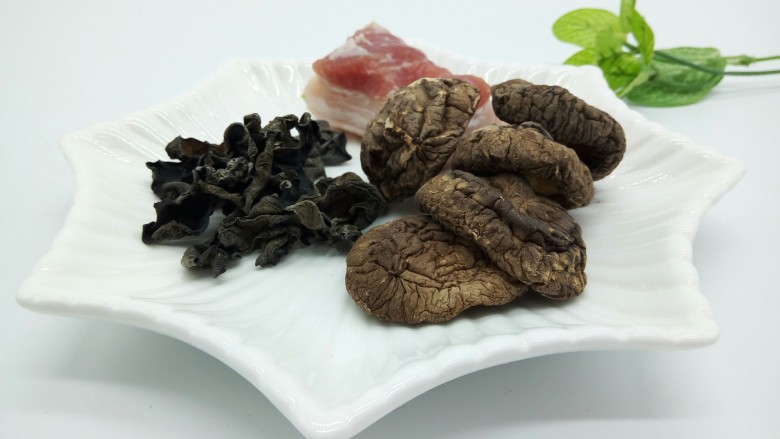 什锦炒五花肉,食材一起来拍个照片,貌似青红椒忘记拍进去了。