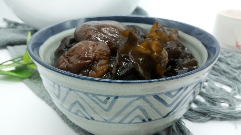什锦炒五花肉,香菇、<a style='color:red;display:inline-block;' href='/shicai/ 136'>黑木耳</a>提前一天冷水泡发,来不及就提前用温水泡1小时也可以。