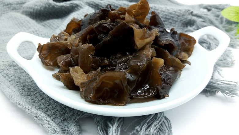 什锦炒五花肉,黑木耳泡好要充分地清洗干净,不然会有脏东西藏在里面,用手撕成小块。