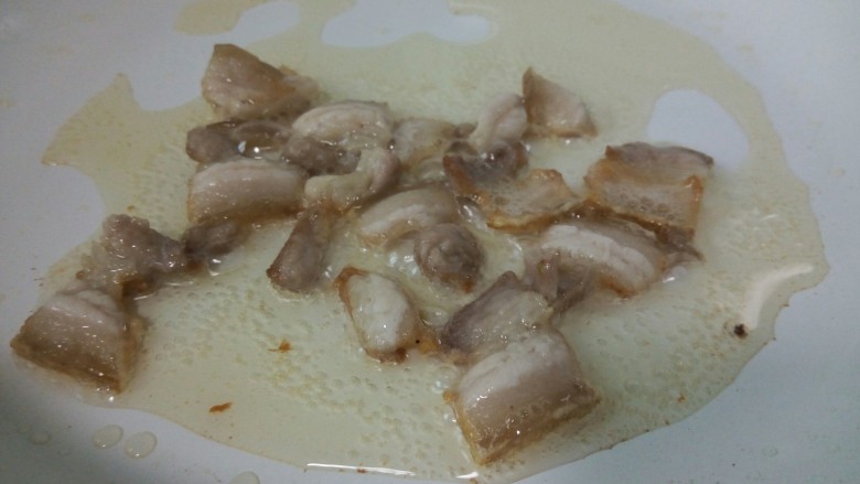 什锦炒五花肉,下五花肉,煸炒到微黄。