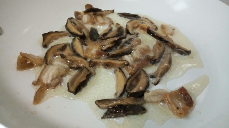 什锦炒五花肉,下香菇丝、爆炒出香菇的水分。