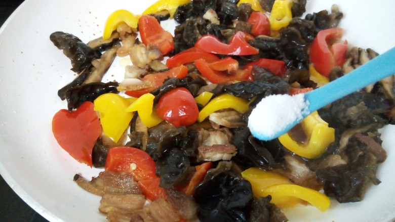什锦炒五花肉,加<a style='color:red;display:inline-block;' href='/shicai/ 788'>生抽</a>一勺,上个颜色。加细盐一勺、拿着勺子撒,这样炒好咸味才均匀。