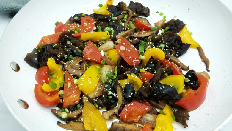 什锦炒五花肉,都熟了、关火后可以撒点葱花、<a style='color:red;display:inline-block;' href='/shicai/ 141765'>熟芝麻</a>,真的不要太香了!芥花油的好处就是味道清淡,绝对不会抢了主菜与调料的味道!