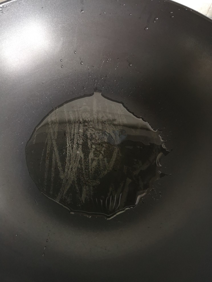 虎皮青椒酿肉,锅里放油,多一点