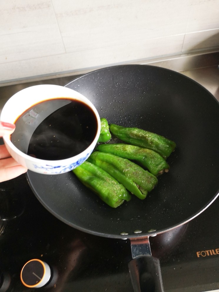 虎皮青椒酿肉,调好的汁倒进锅里