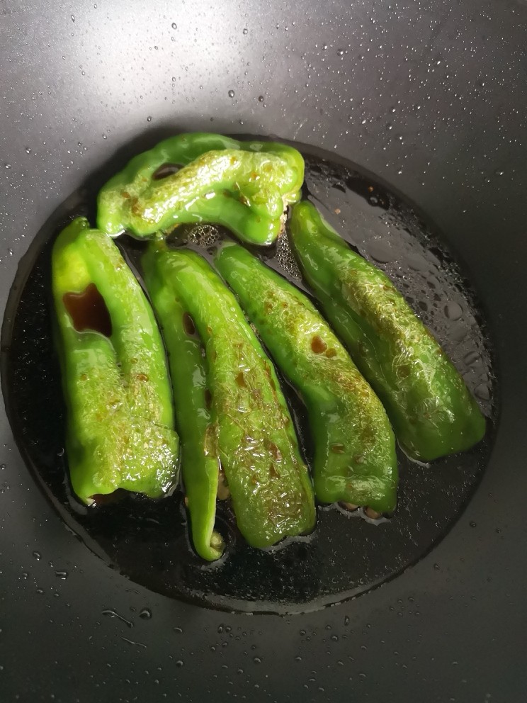 虎皮青椒酿肉,中火,盖上锅盖煮8-10分钟