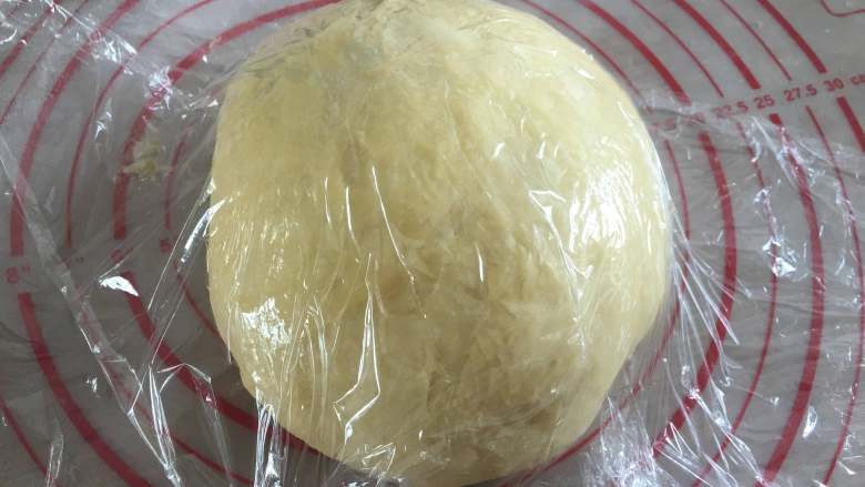 美味油炸版甜甜圈,盖上保鲜膜醒发10-15分钟左右;
