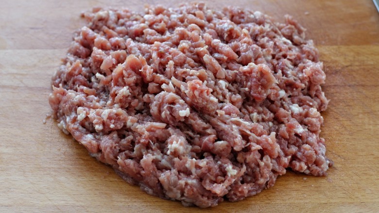 小白菜木耳鲜肉包,<a style='color:red;display:inline-block;' href='/shicai/ 414'>猪肉</a>洗净剁成肉馅,白菜比较吃油,所以肉要选择三肥七瘦的,图省事儿直接买肉馅也行