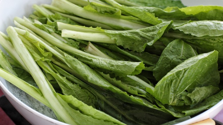 小白菜木耳鲜肉包,<a style='color:red;display:inline-block;' href='/shicai/ 112'>小白菜</a>洗净放入开水烫软捞出过凉水,挤干水分切碎