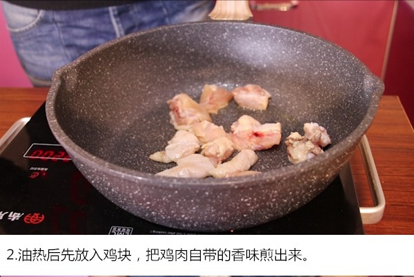鸡腿煎豆腐,
油热时先放入鸡块,把鸡肉自带的香味煎出来