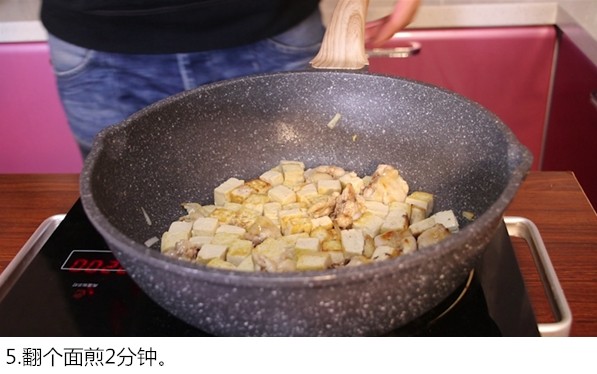 鸡腿煎豆腐,
翻面煎两分钟
