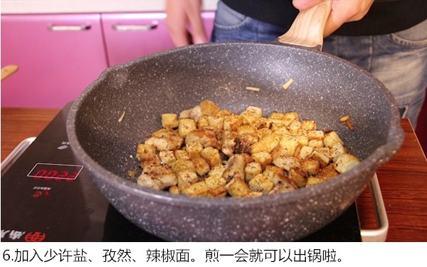 鸡腿煎豆腐,
放入少许盐,孜然,辣椒面,煎一会就可以出锅了