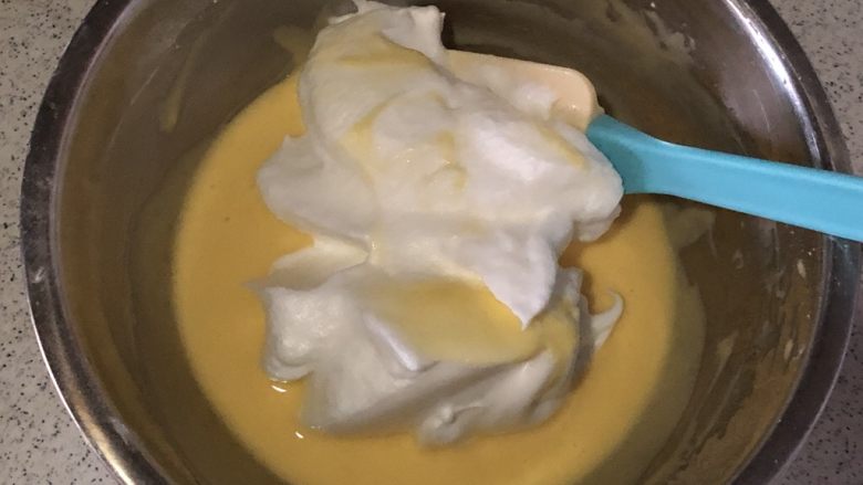 斑马戚风蛋糕,蛋白霜分三次拌入蛋黄糊中,每一次都充分拌匀再加下一次