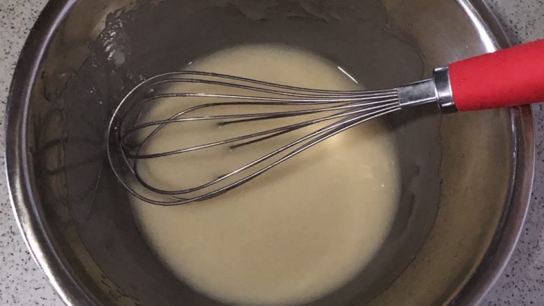 斑马戚风蛋糕,搅拌至乳化,没有一点油星即可