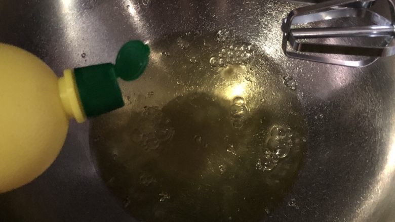 斑马戚风蛋糕,预热烤箱上下150度放中下层,烤箱小的上140下150即可,最少预热10分钟
蛋清放5滴柠檬汁,开始快速搅打