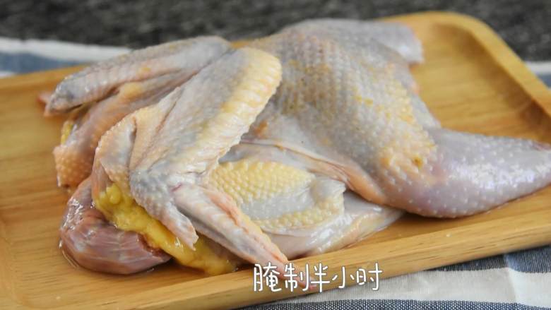 清蒸童子鸡—鲜嫩多汁,趁热用手撕着吃,吃相什么的不重要,腌制半小时。