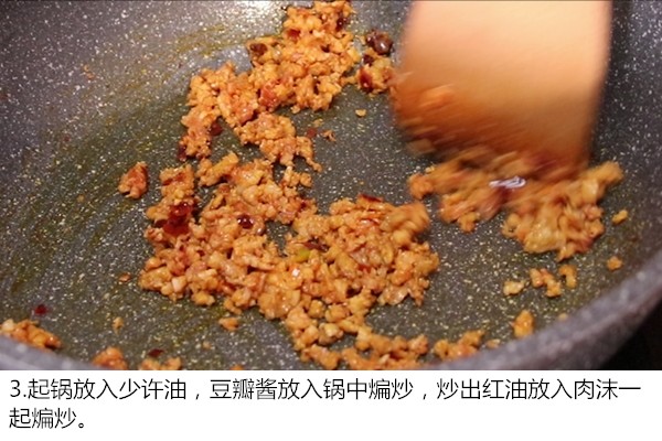 蚂蚁上树,
起锅放入少许油,豆瓣酱放入锅中煸炒,炒出红油放入肉沫一起煸炒