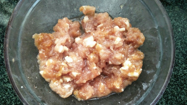 芝士肉酱意粉,肉沫加入油,盐,<a style='color:red;display:inline-block;' href='/shicai/ 3729'>白糖</a>,淀粉搅拌均匀,淹制一小时。