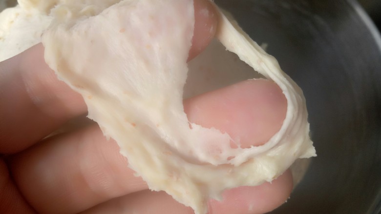 肉松小热狗,大概8分钟左右,拉出这样的膜。