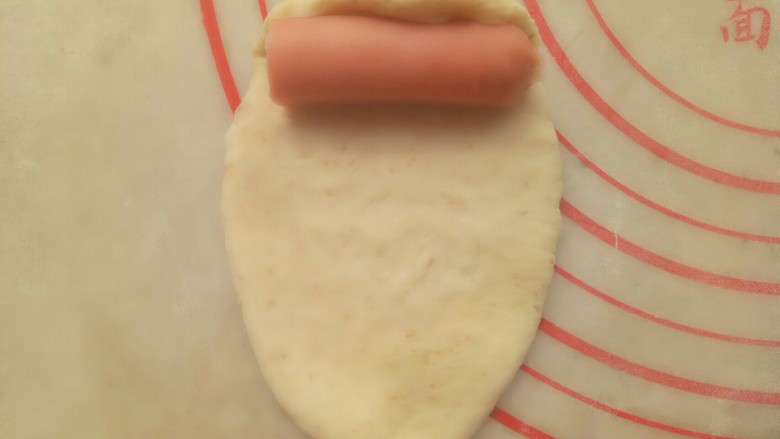 肉松小热狗,放入半根烤肠,卷起来。
