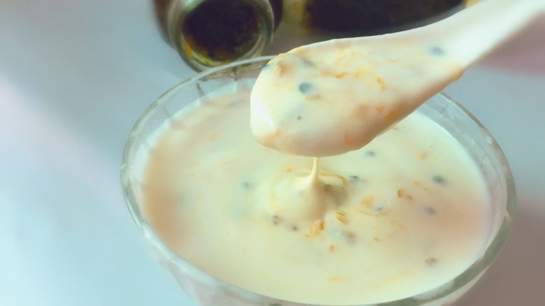 自制百香果果浆(电饭煲版),拿来拌酸奶也很不错哦!