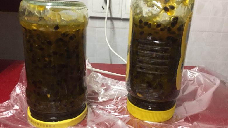 自制百香果果浆(电饭煲版),放凉后倒扣回来,放冰箱冷藏保存即可。