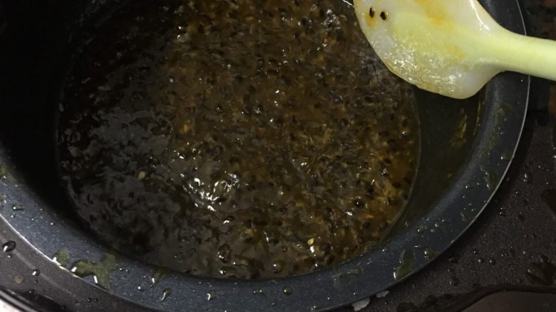 自制百香果果浆(电饭煲版),熬到粘稠即可。