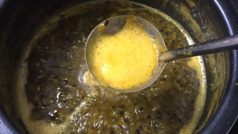 自制百香果果浆(电饭煲版),直到把多余的水份熬少,撇出表面的泡沫。