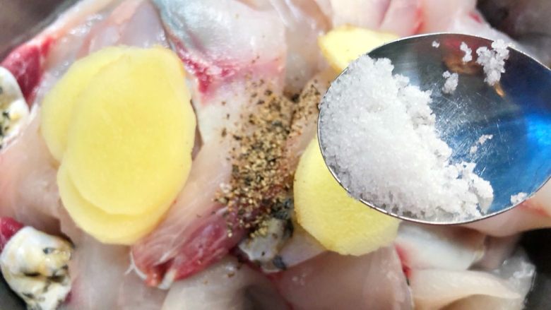 酸辣鱼片,放入1g盐