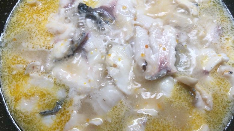 酸辣鱼片,煮2分钟左右,鱼片熟了就可以关火