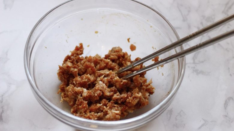 茴香猪肉馅饼,把馅料用筷子搅拌均匀后;
