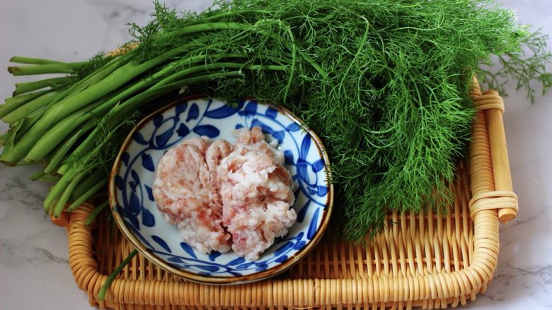 茴香猪肉馅饼,首先准备好食材,五花肉馅,因为<a style='color:red;display:inline-block;' href='/shicai/ 135'>茴香</a>吸大油水,所以五花肉馅最好肥的肉多一些,这样做出来的馅饼口感不会发干、发柴哟;