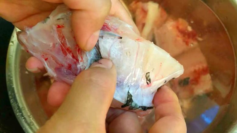 萝卜丝鱼骨汤,清洗鱼骨的时候一定要注意,鱼骨上那层黑膜一定要刮干净,否则会很腥的