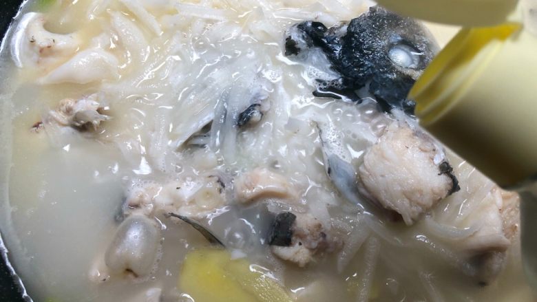 萝卜丝鱼骨汤,倒入3g醋,继续煮3分钟
