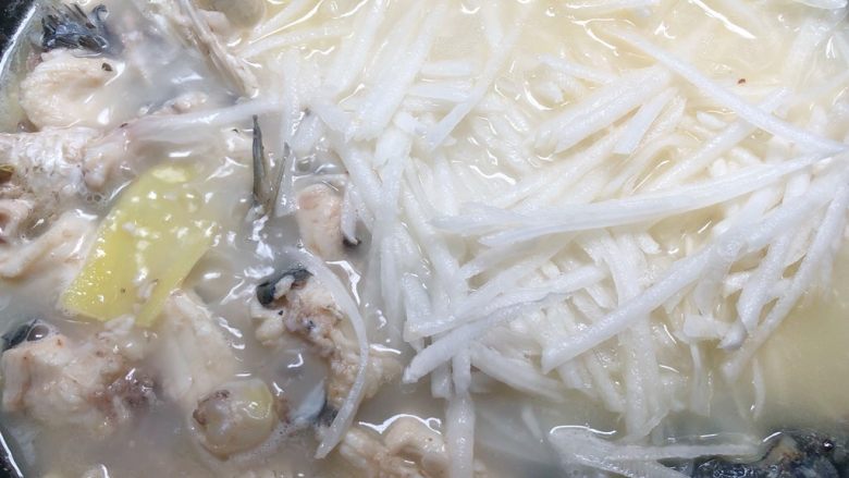 萝卜丝鱼骨汤,放入萝卜丝,煮5分钟至萝卜丝熟透