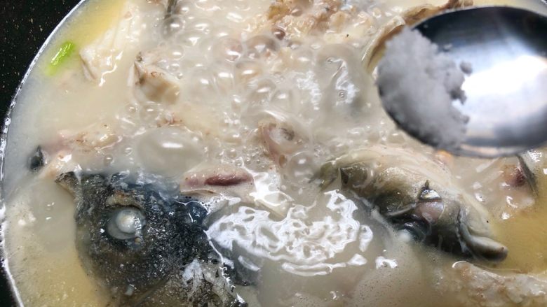 萝卜丝鱼骨汤,炖好放入3g盐,煮至入味