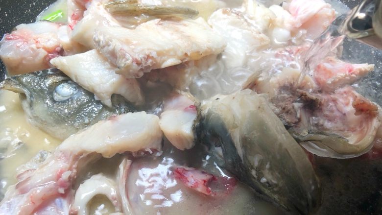 萝卜丝鱼骨汤,放入1200g开水,记住是开水哦!大火炖5分钟,转小火炖15分钟