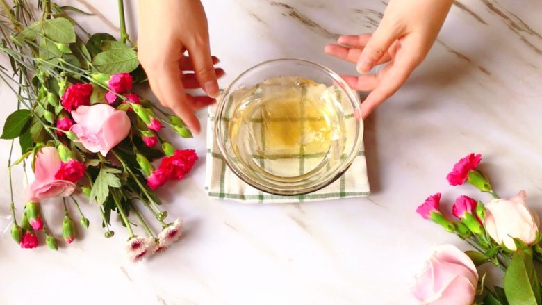 ❤520❤益力多果冻慕斯,趁微波炉加热的时候,准备吉利丁片。
取适量冰水,将吉利丁片放入泡软!
一份泡两片吉利丁片,一份泡一片。