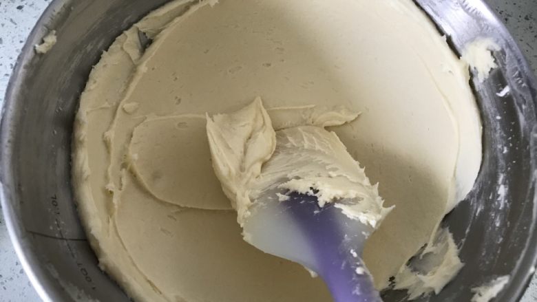 爱心曲奇,然后用刮刀压拌,使各种材料更加均匀的混合。